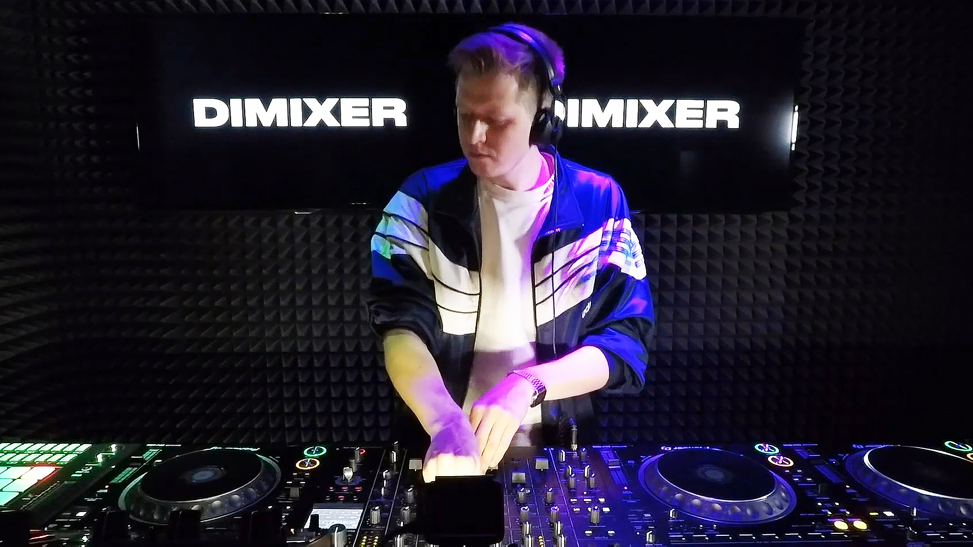 Dj dimixer summer we. Димиксер. DJ Dimixer. Студия диджея. Песня диджей половинка.