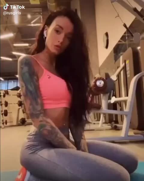 Девушки в стрингах в фитнес зале