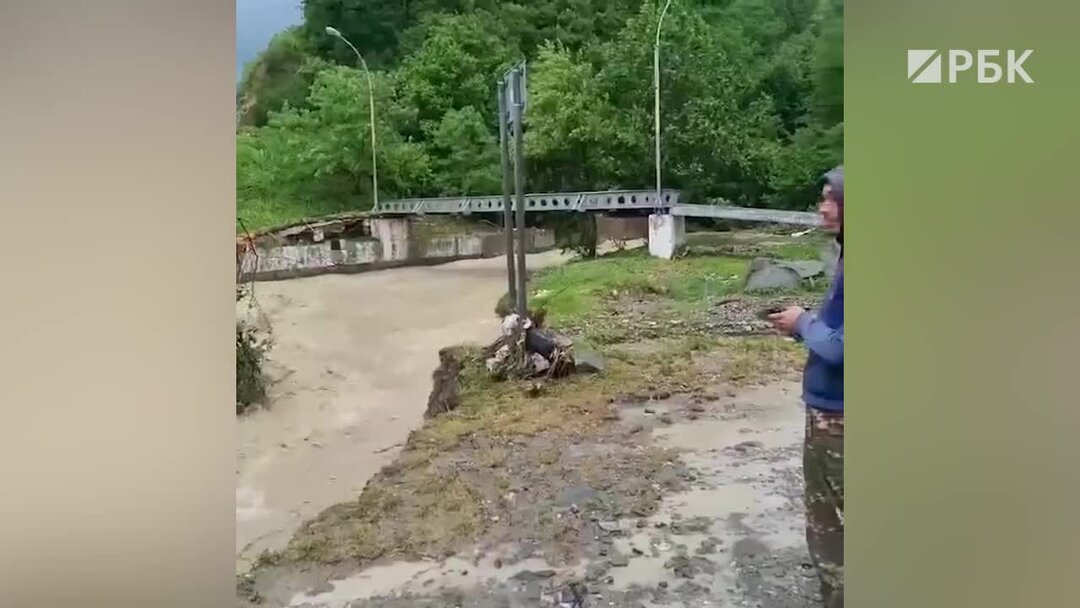 В сочи туристку унесло в море. Автомобиль унесло в море Сочи. В Сочи автомобили смыло в море. Сочи река вышла машины унесло.