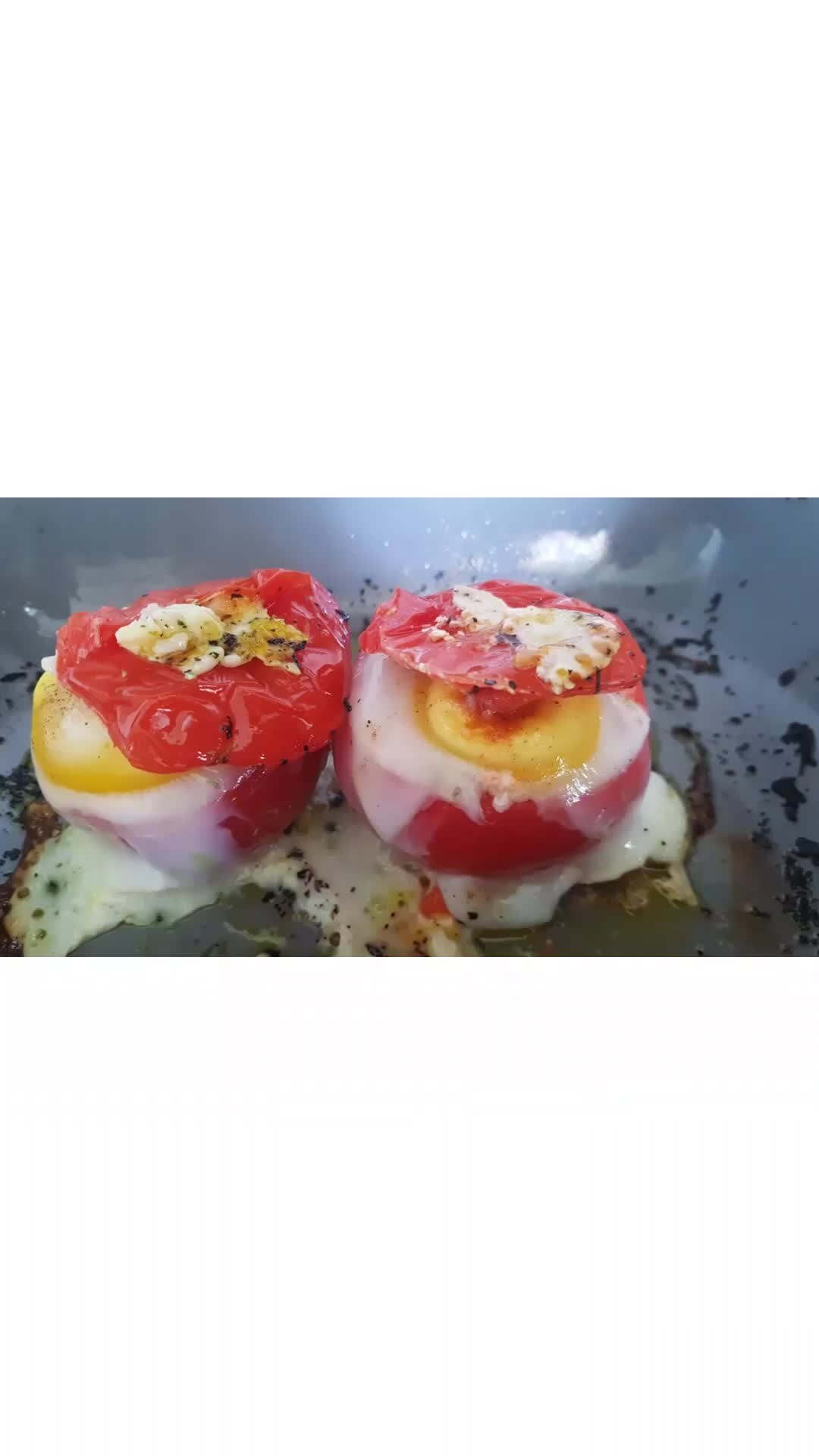 Курица с помидором и яйцом