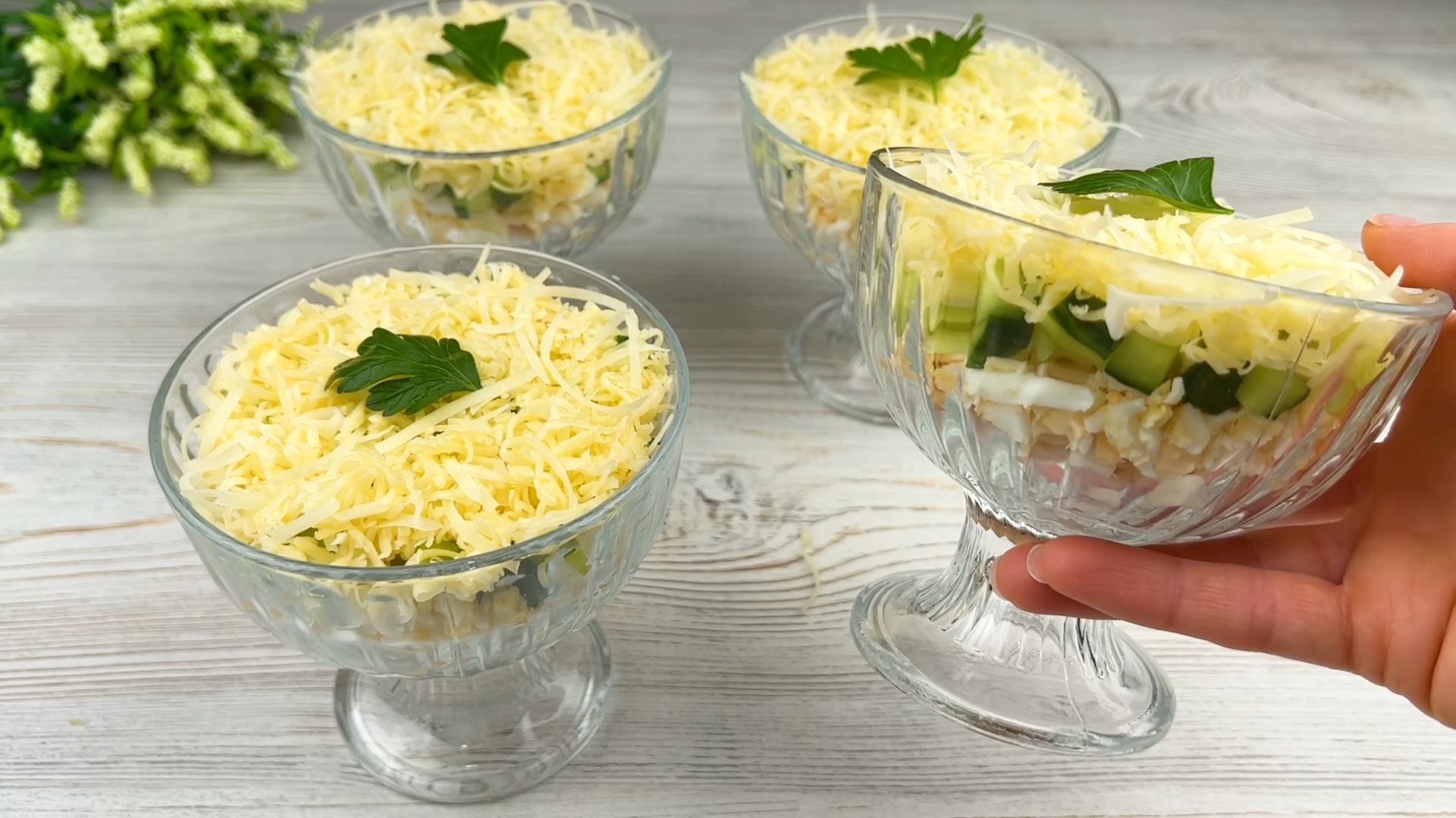 Салат удивить гостей. К празднику. Свежий салат на праздничный стол. Салат закуска елочные шарики. Закуски на новый год в тарталетках.