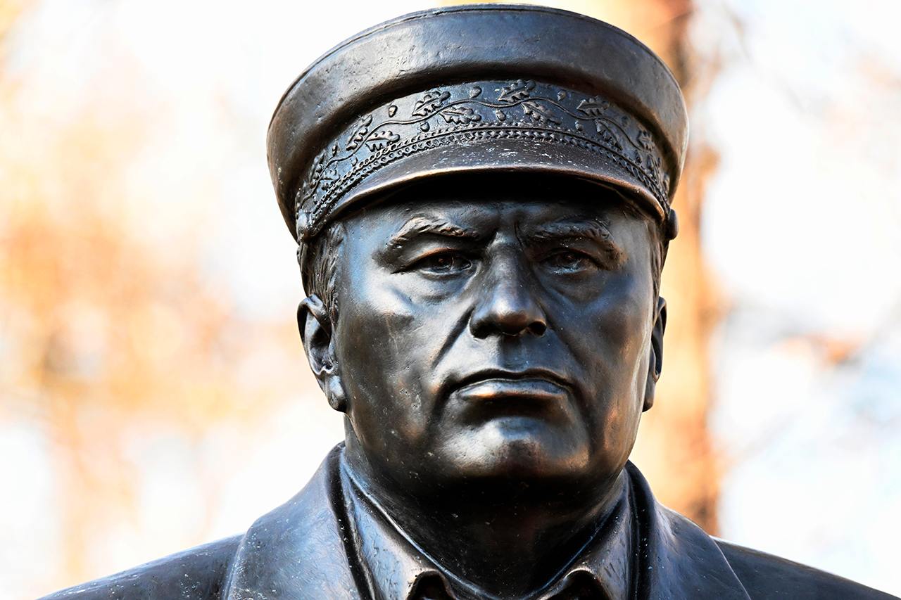 фото памятник жириновскому в москве