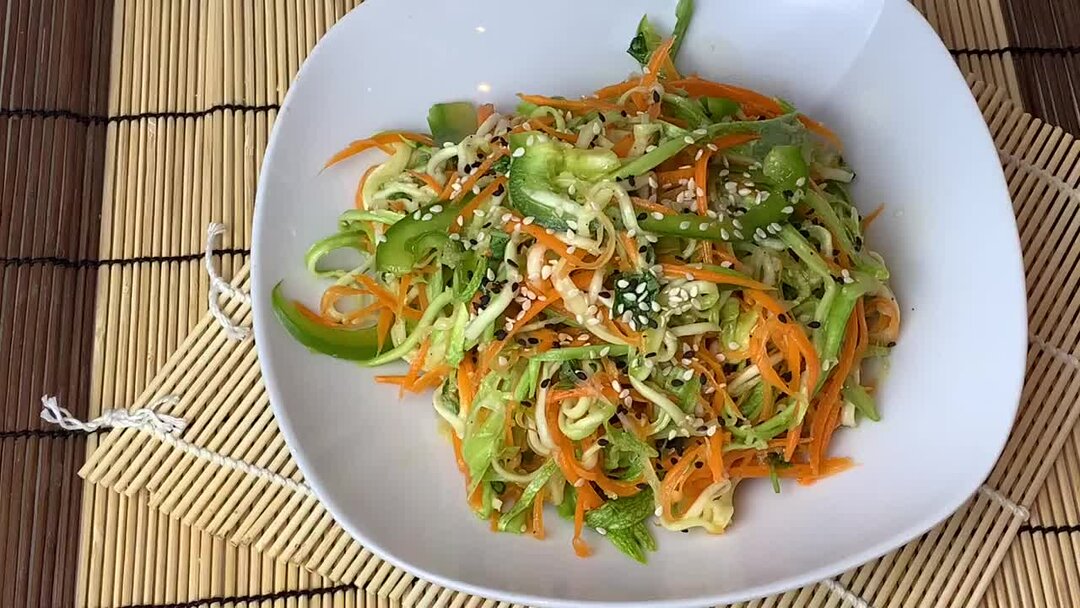 Кабачки маринованные по-корейски. Быстрей по корейски. Быстрей по корейски. Корейский салат из кабачков. Острые корейские салаты.