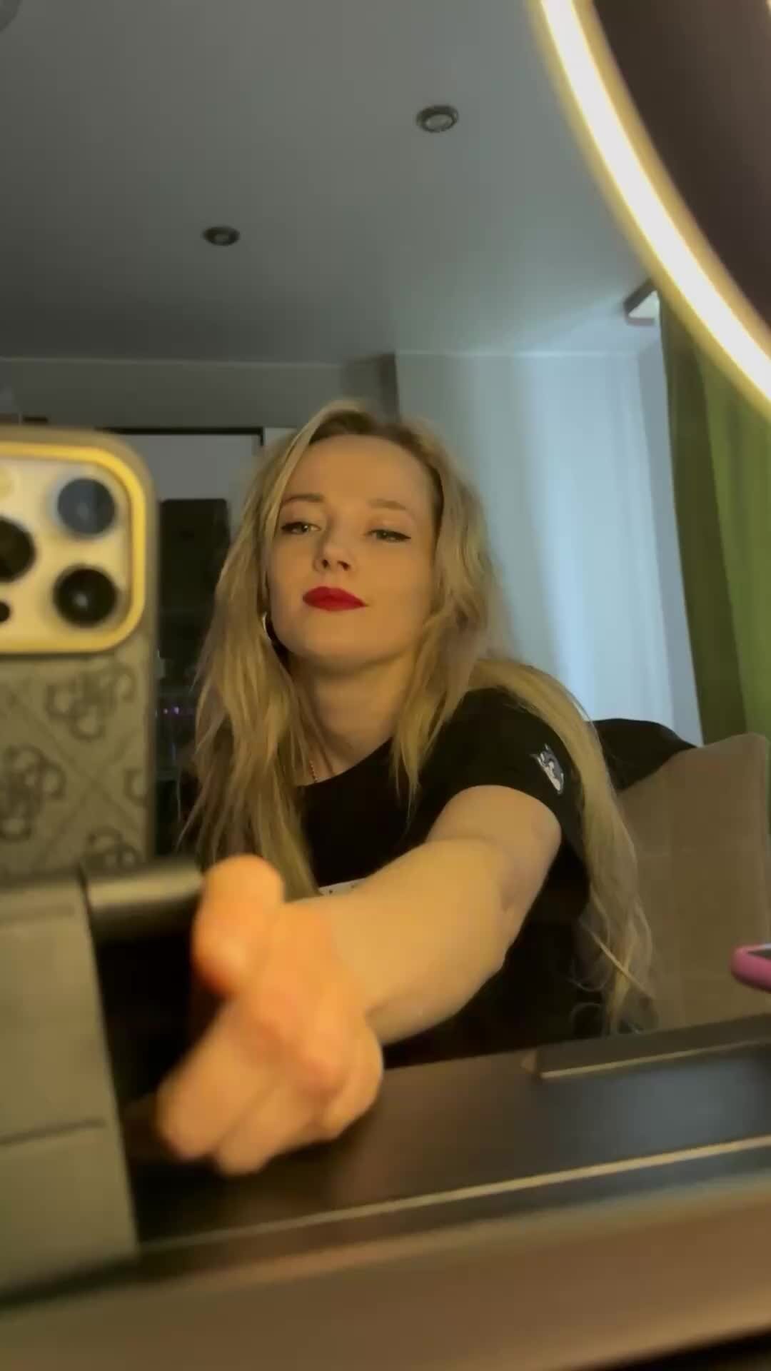 Катя карест. Катя кавер. Метко стелит бьюти детка красит губы к лету. Катя rina. Катя кавер картинки.