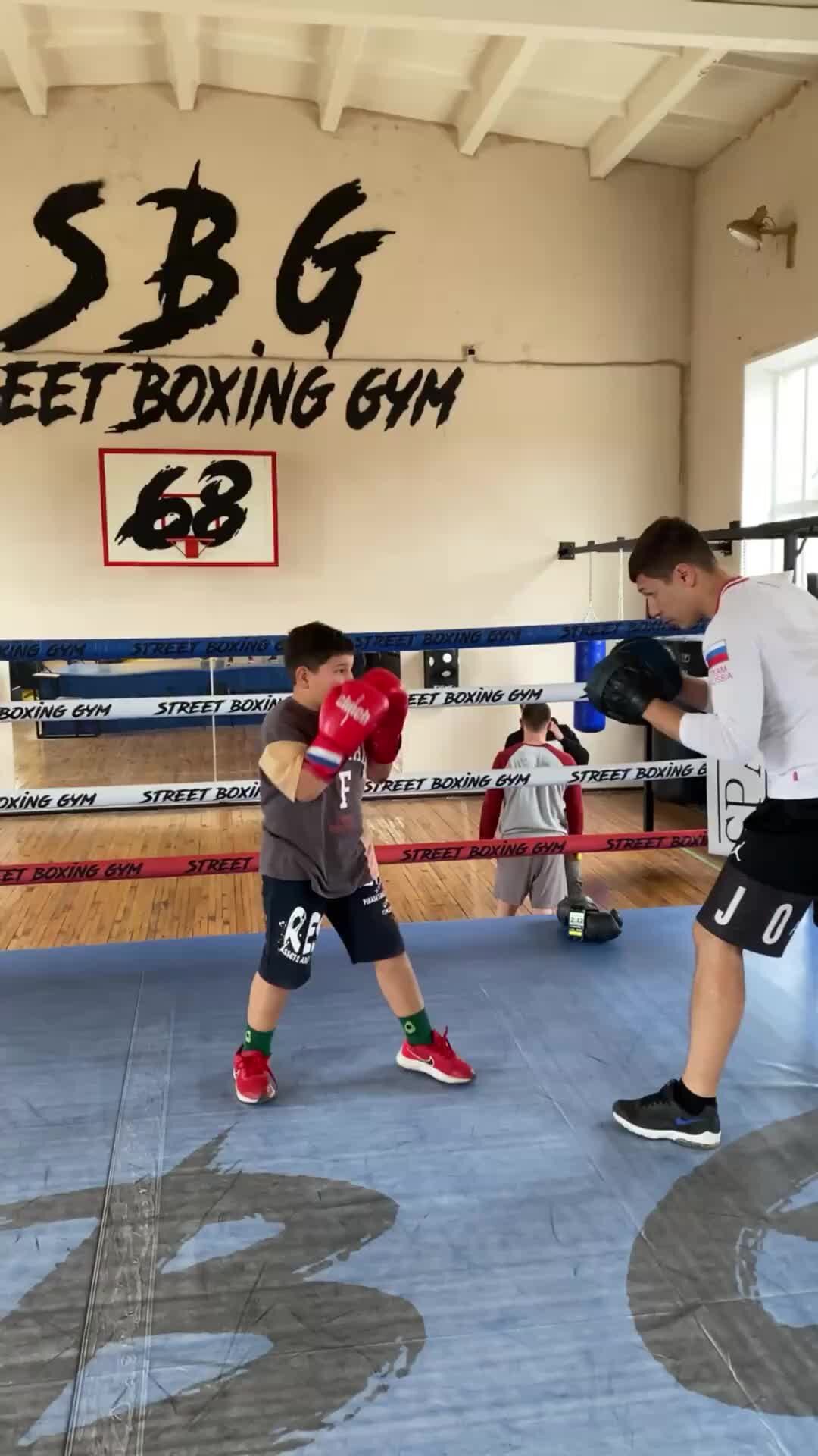 Зал бокса в Тамбове «STREET BOXING GYM» | 🥊STREET BOXING GYM🥊  Индивидуальная работа на лапах с Ваней 8 лет 🦾 | Дзен