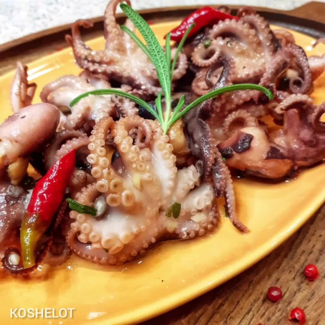 Осьминог как приготовить быстро и вкусно. Осьминоги маринованные. Маринованные Осьминожки. Осьминог маринованный. Осьминоги маринованные в масле.