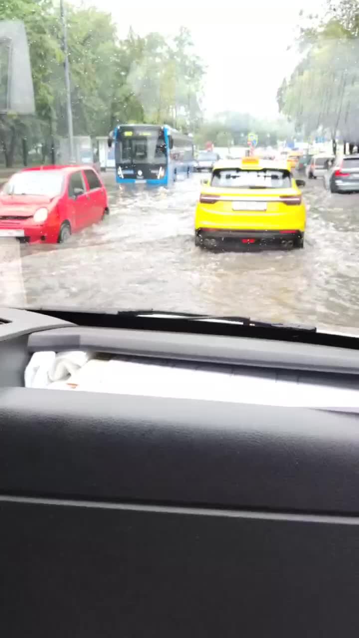 Дождь в москве. Москва поплыла. Вегас затопило. Наводнение в харькове. Затопленные улицы москвы.