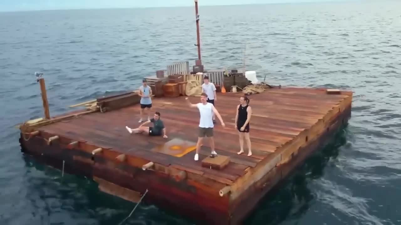 Плот в океане открытом. Море. Лодка посреди океана. Плот вид сверху. Каллахэн стивен яхта соло.