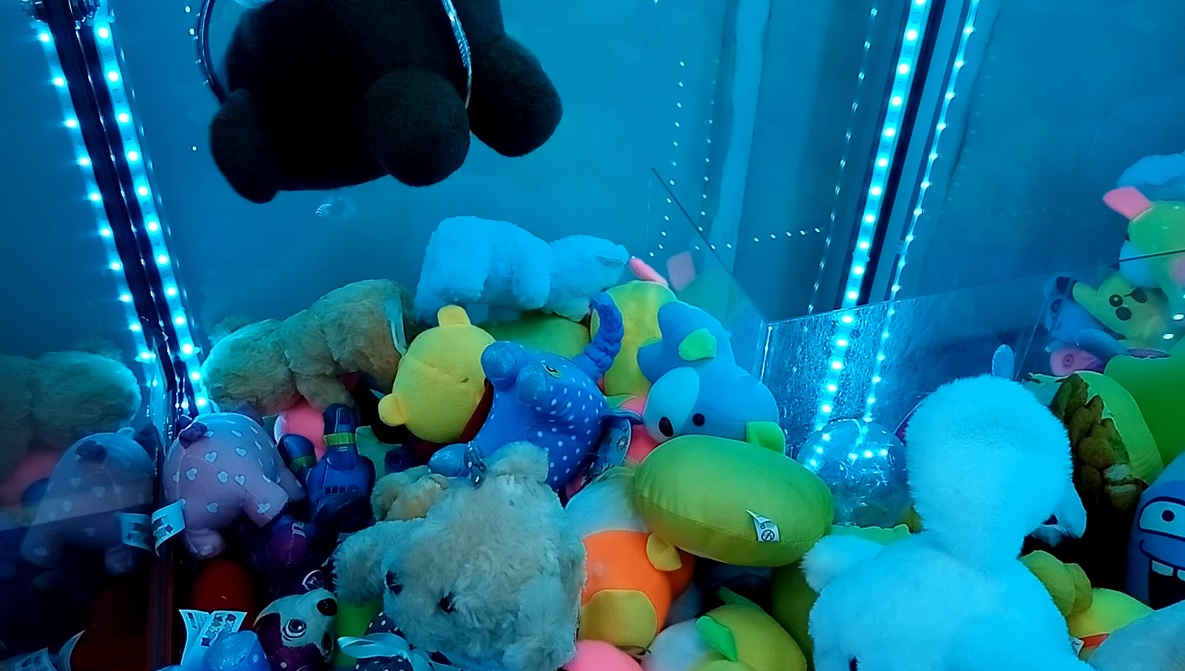 мягкие игрушки из автомата хватайка. игровой автомат кран хватайка. хватайка игра новые видео. хватайка игра новые видео. игрушка "утенок".