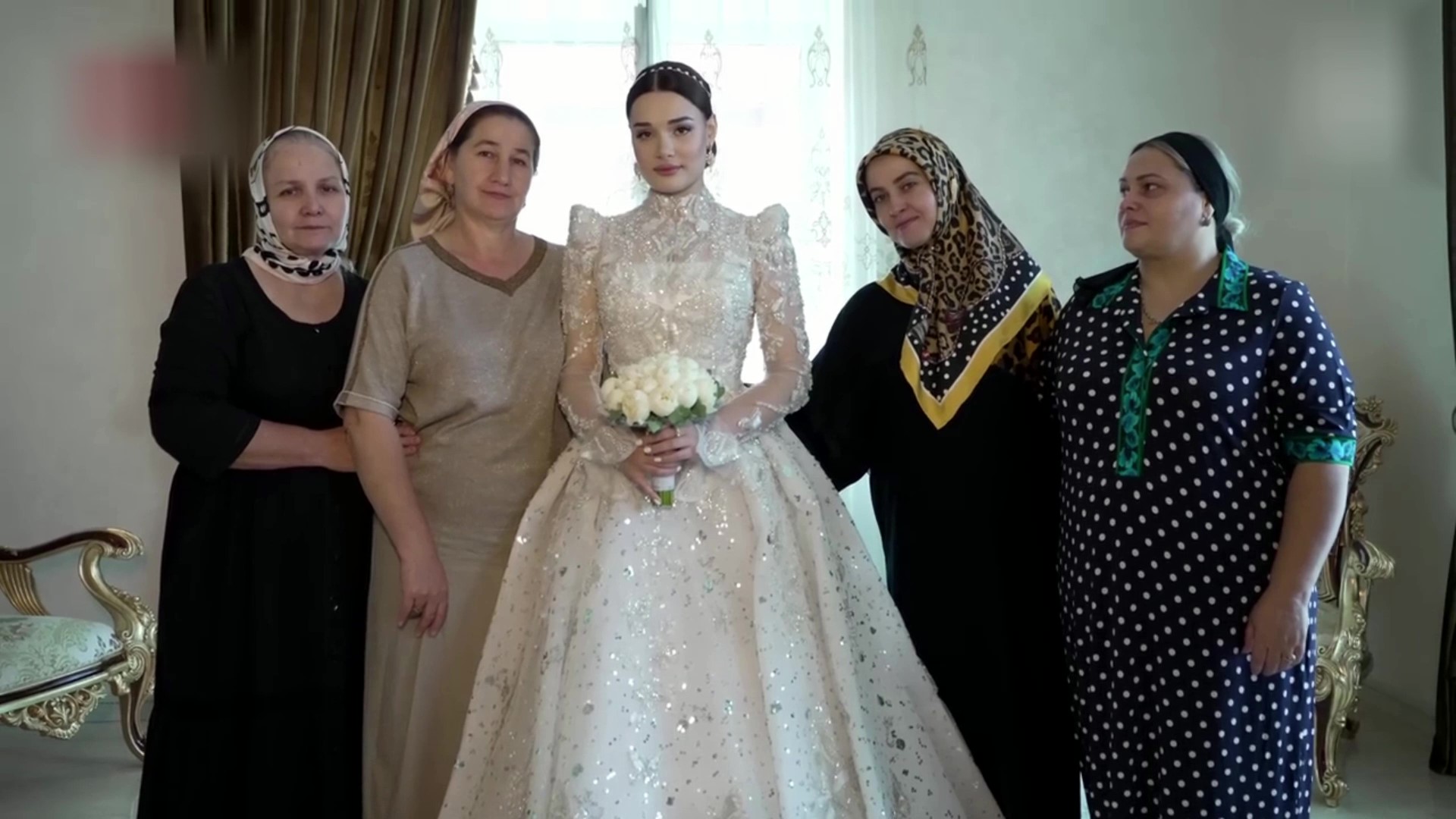 Красивые Платья На Чеченских Свадьбах У Матерей фото 10