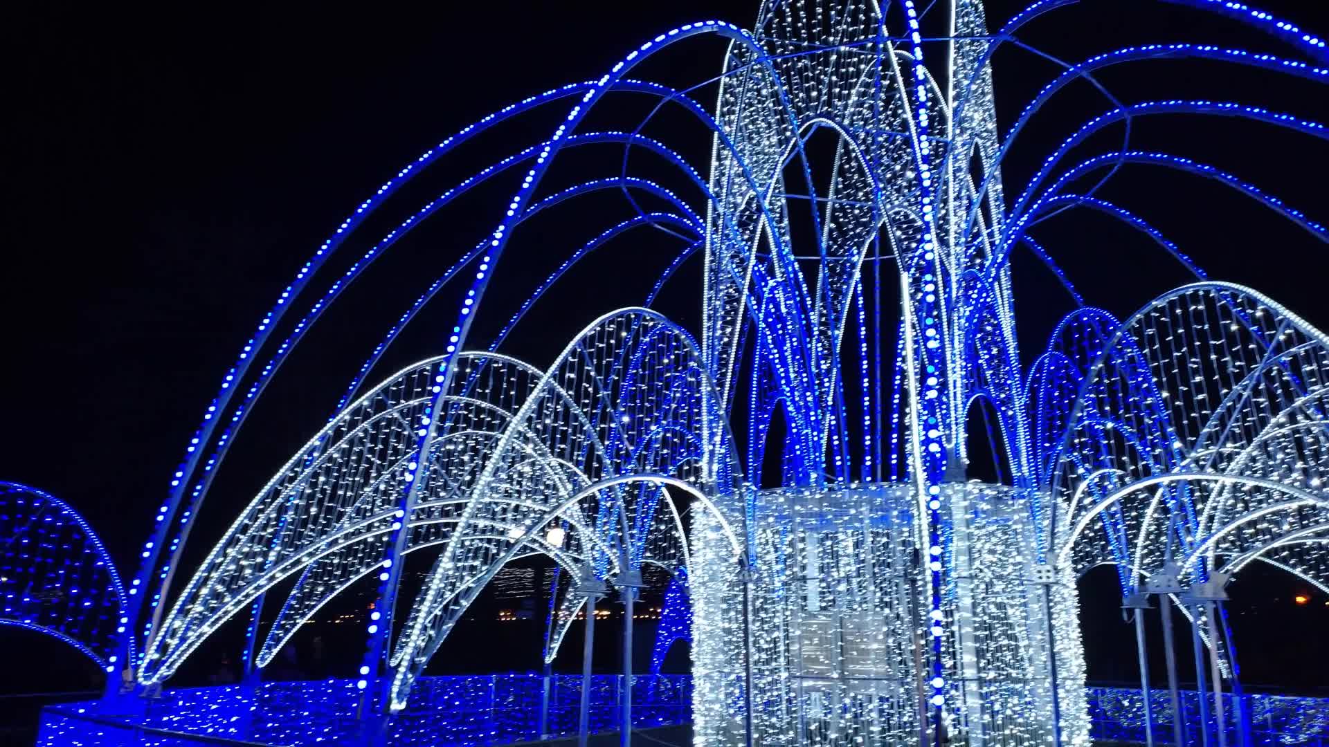 Новый год в питере 2022. Новогодний новосибирск первомайский сквер. Новогодняя иллюминация в москве. Елка в гусеве калининградской области 2022. Новогоднее украшение москвы.