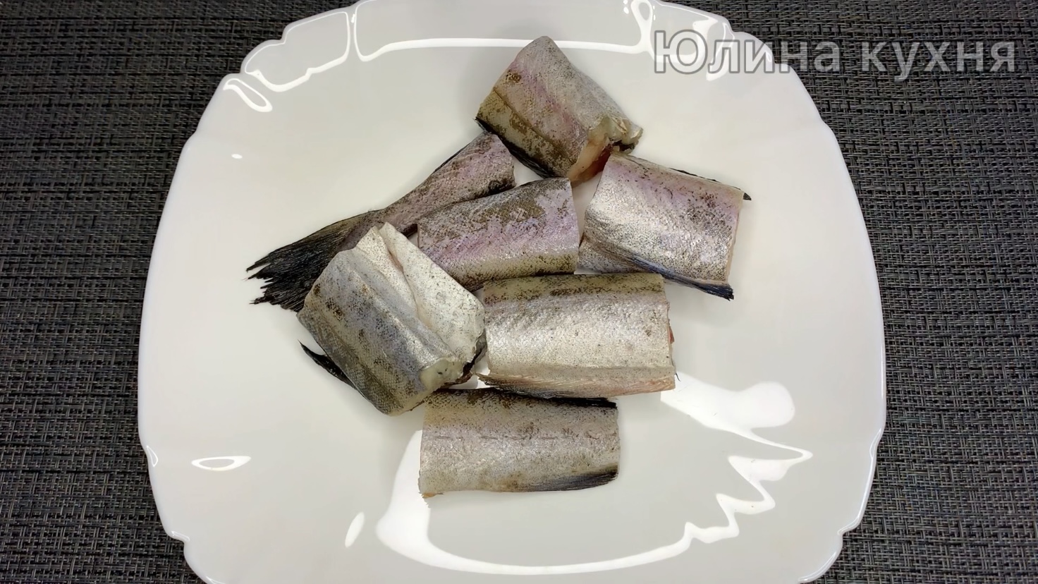 Рыбный салат. Салат из минтая. Салат раковые шейки из минтая. Блюда с раковыми шейками. Минтай мясо.