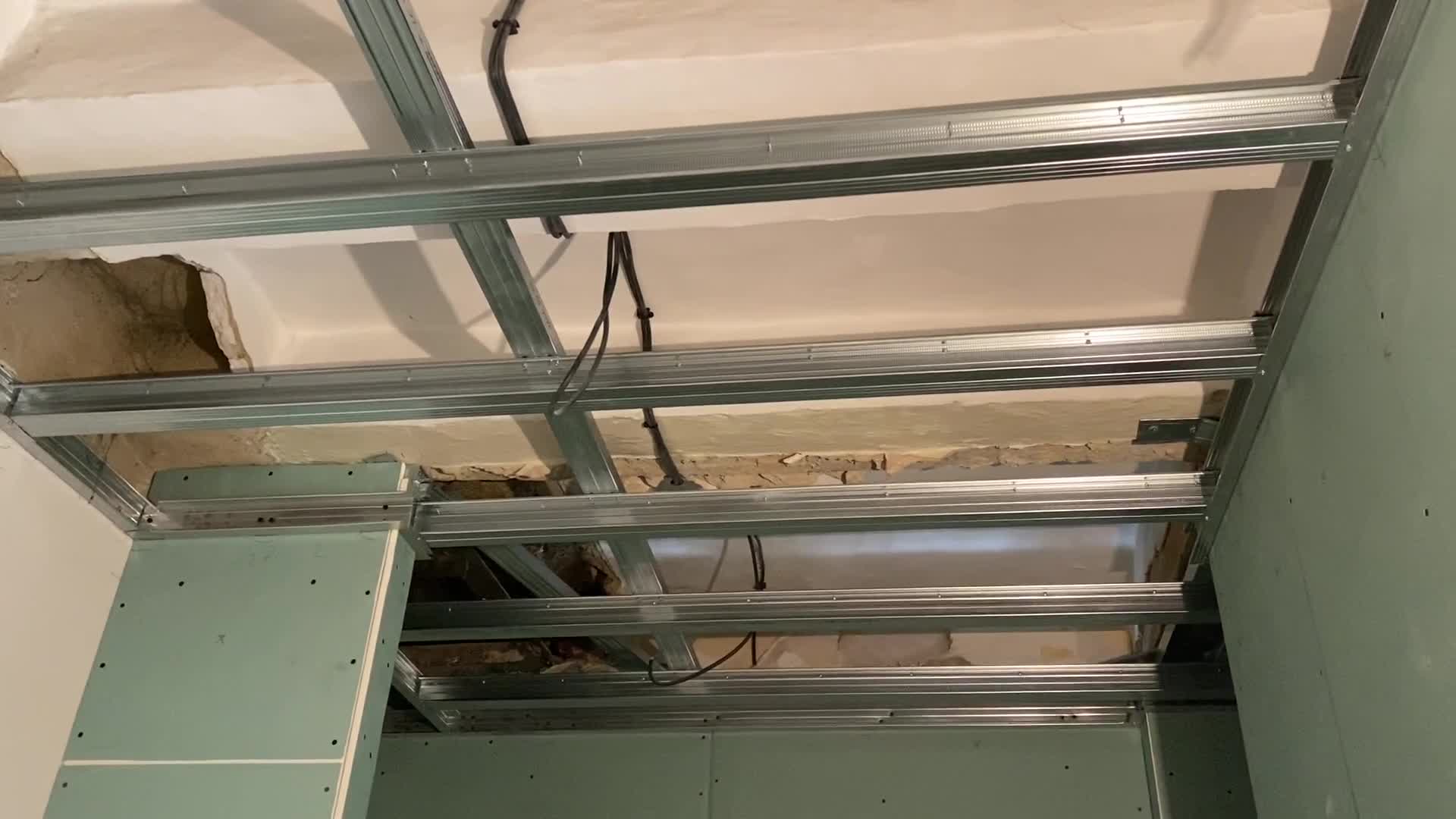 Монтаж гипсокартона на потолок