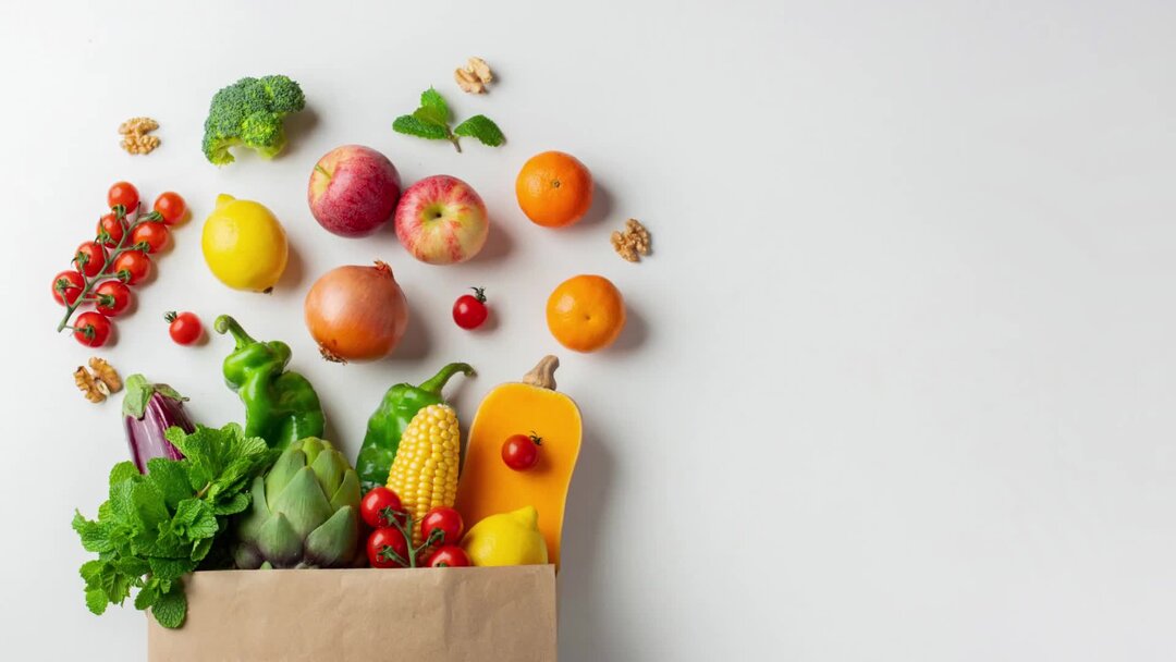 Продукты облегчающие. Вегетарианская еда на Светлом фоне. Вегетарианская еда фон. Мешок с овощами