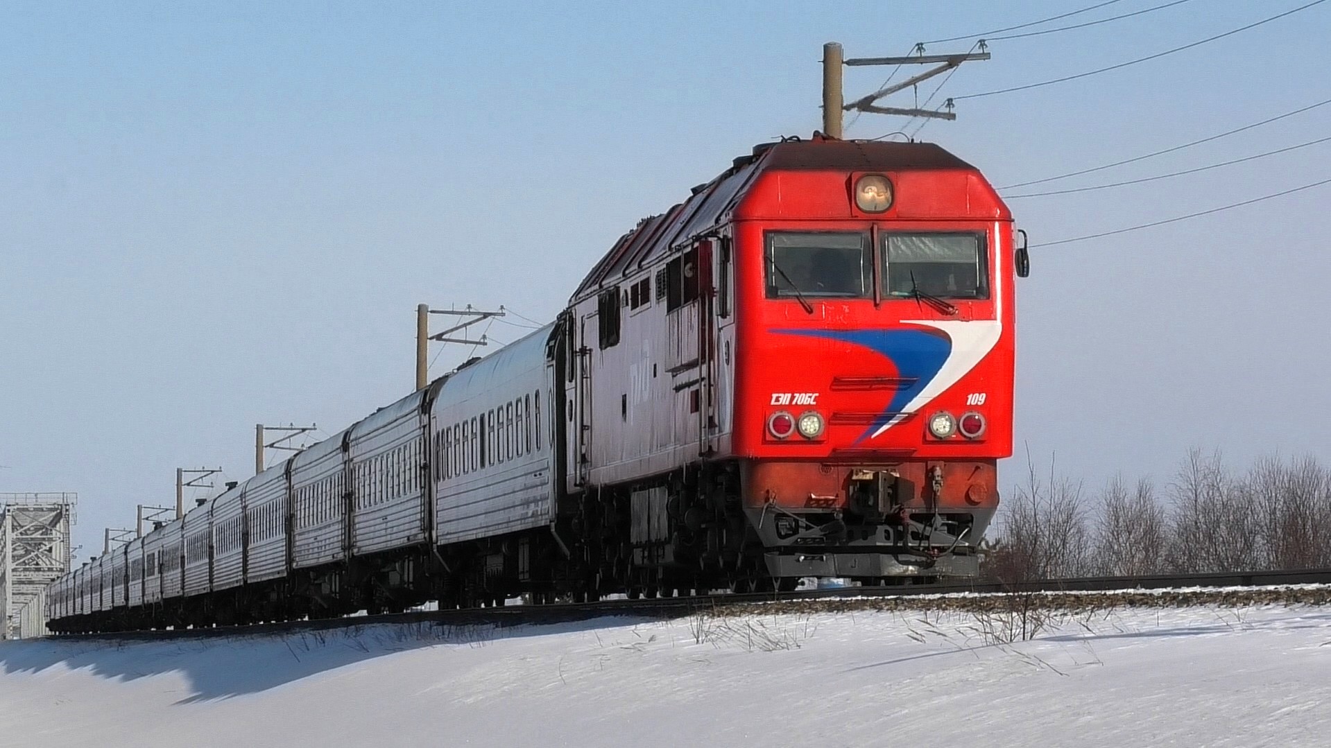 Уренгой уфа время. Тепловоз тэп70бс. Поезд новый Уренгой.