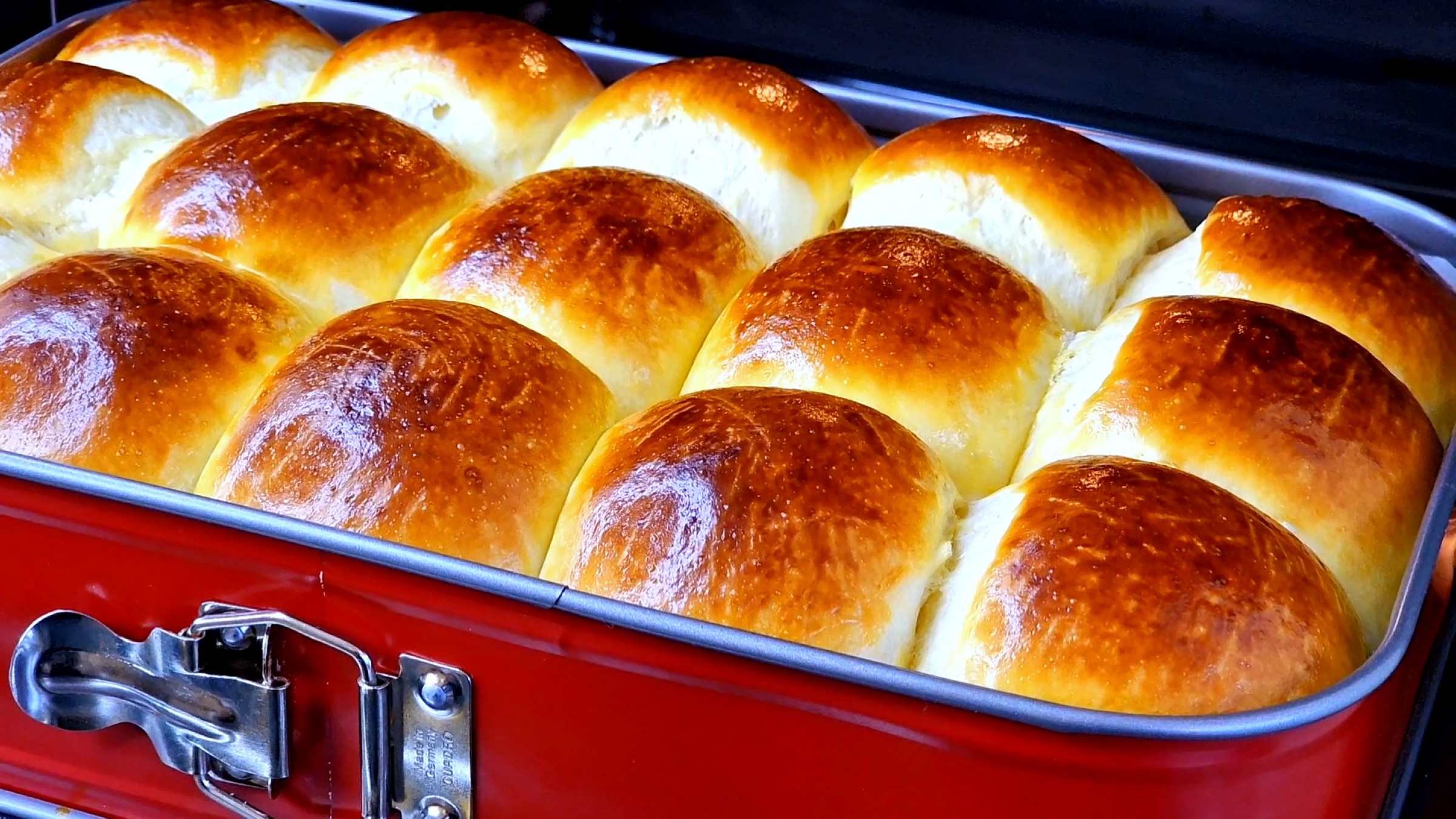 Булочки из дрожжевого теста. Круассаны на закваске фото. Булочки к чаю самые воздушные. Булочки к чаю самые воздушные. Сдобные булочки с джемом.