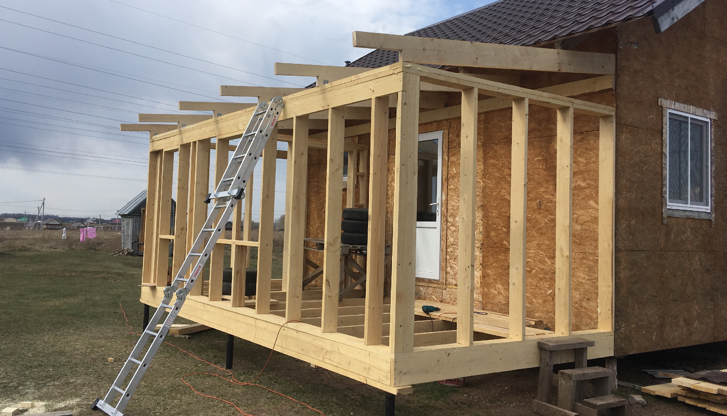 Каркас веранды. Пристрой к дому каркасный. Каркасный пристрой к бревенчатому дому. Веранда из бруса 150х150. Каркасный пристрой к деревянному дому.