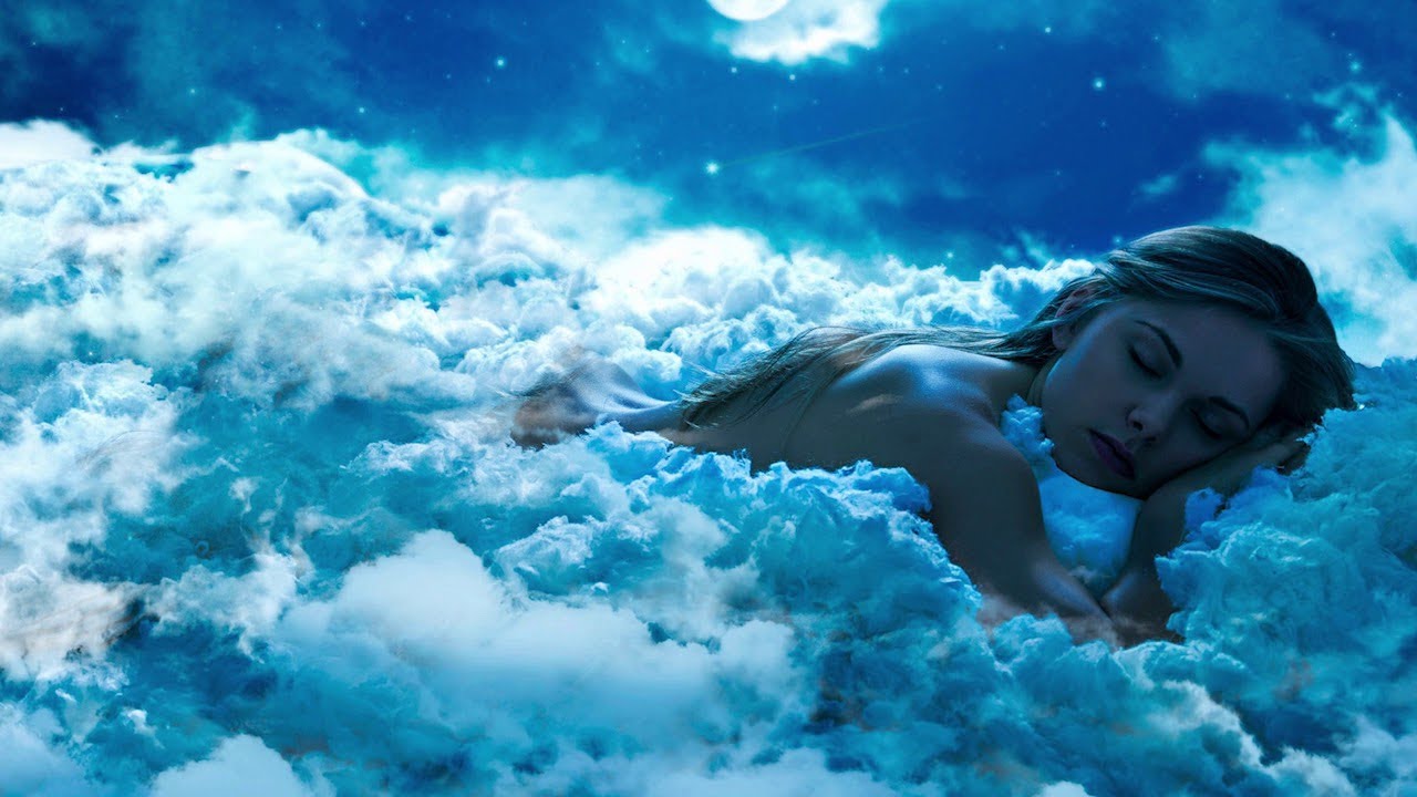 Колыбельная для ангела. Облако сна. Девушка лежит на облаках. Красивых снов. Сон мечта.