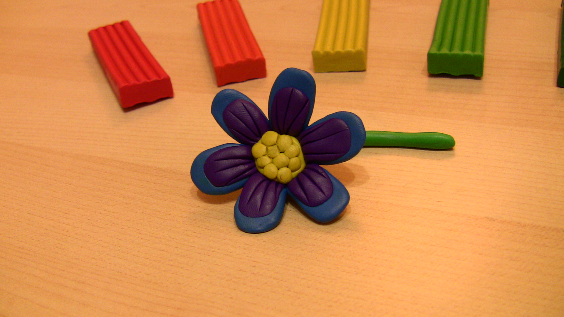 Добавить пластилин. Цветочек из пластилина для детей. Лепка из пластилина цветы. Лепка цветов из пластилина. Лепка из пластилина цветочек.