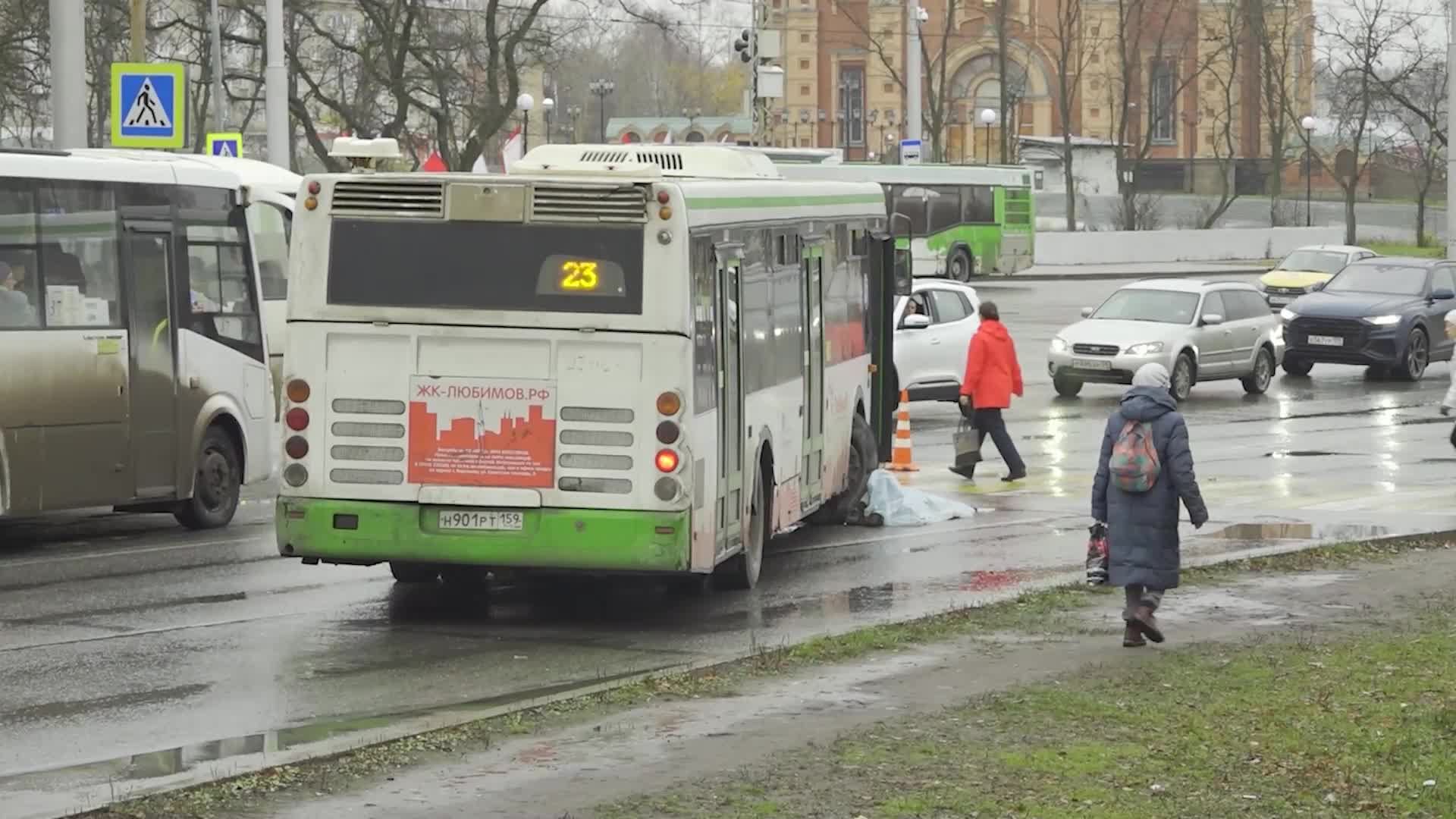 Женщина переехавшая автобусов