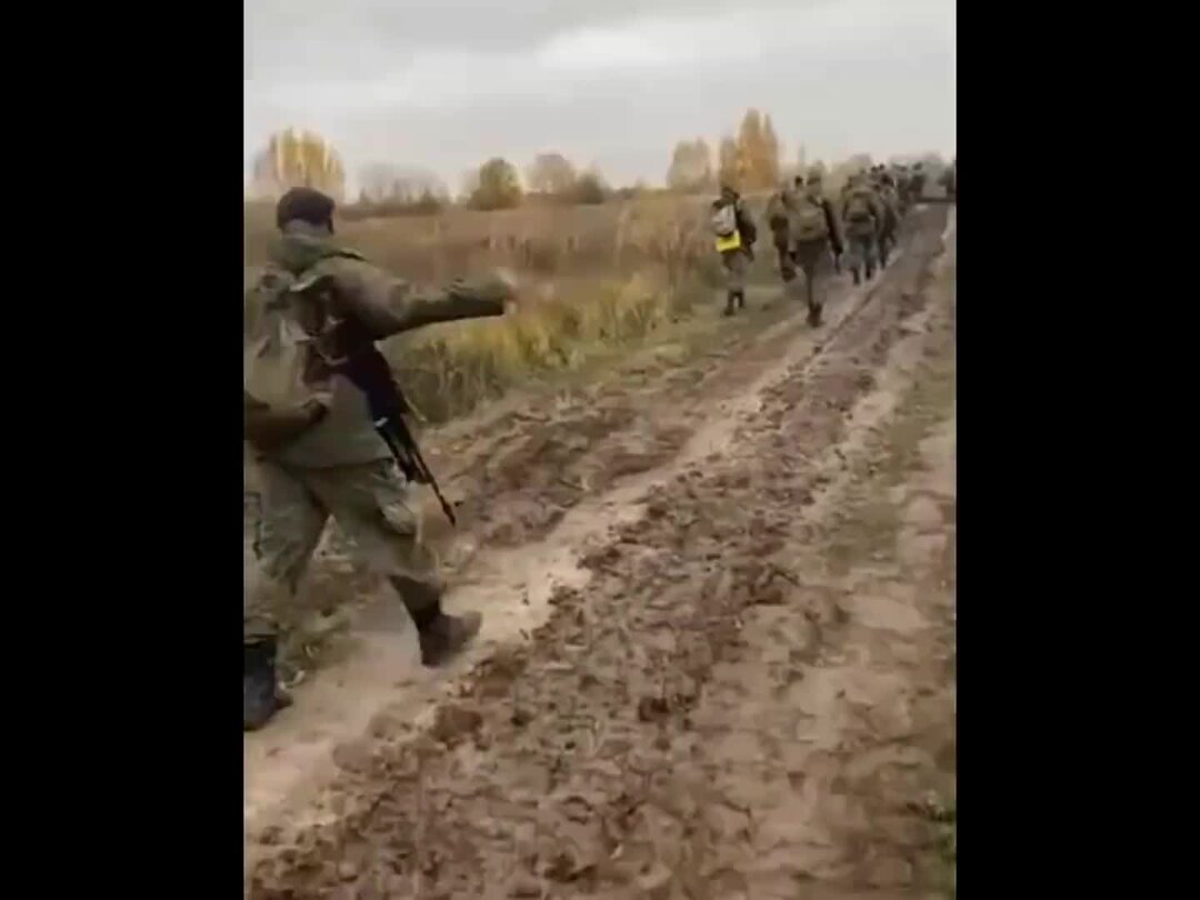 На рассвете вперед уходит рота текст. И на рассвете вперед уходит рота солдат