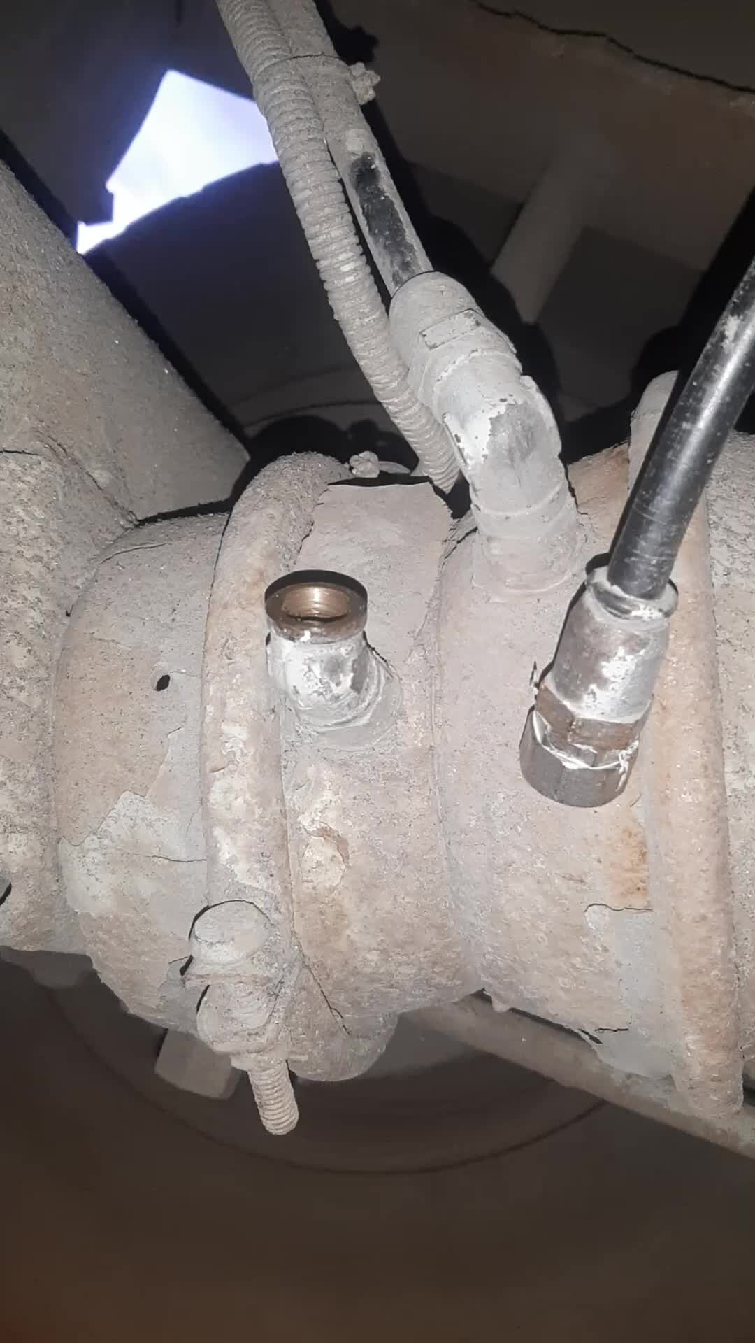 Машина глохнет при торможении. Кран управления делителя камаз фото неисправного сломанного. Шипит главный тормозной кран камаз. Травит воздух при нажатии. Травит воздух при нажатии.