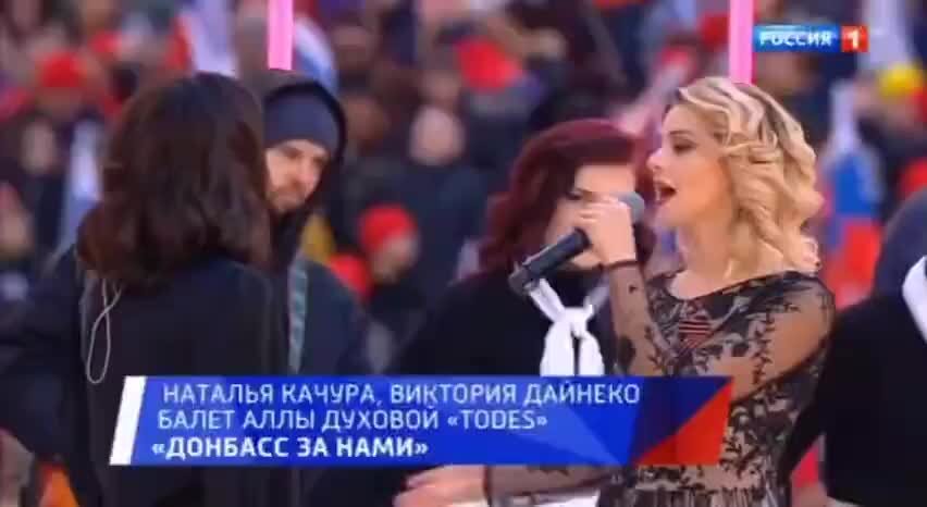 Девушки донбасса поют песню. Гимн Донбасса на красной площади. Гимн Донбасса.