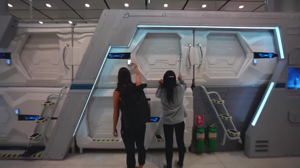 Капсулы в аэропорту стамбула. Капсульный отель Новосибирск аэропорт. Капсула в аэропорту Новосибирска. Таиланд капсульный отель. Номера капсула в Тайланде.