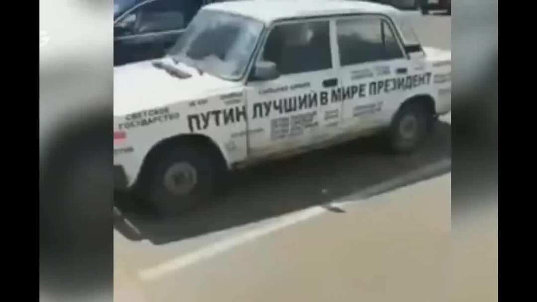 парень пассажир. жена расплачивается за такси. нечем платить за такси. заплатила за такси натурой. мужчина нампасажирском.