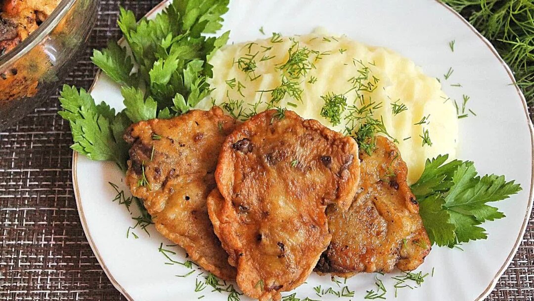 Рыба в кляре. Кляр для печени говяжьей. Куриная печень в кляре. Кляр для печени говяжьей. Печенка в кляре на сковороде говяжья.