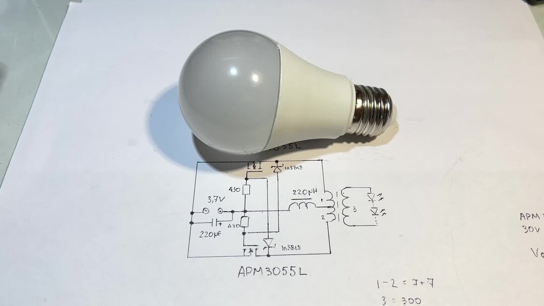 Фонарик для электрика из 220В светодиодной лампы.Ярко светит он от 3.7 ...