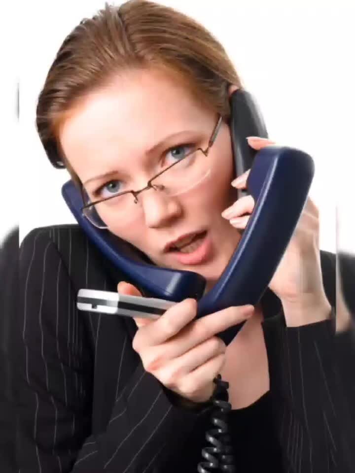 Телефон секретарь директор. Женщина с телефоном. Телефон секретаря. Секретарша с телефоном. Женщина с телефонной трубкой.