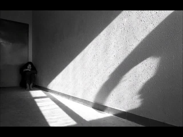 Песня а я не хочу 4 стены. Тень в углу. Тень в комнате. Человек сидит в углу комнаты. Стена одиночества.
