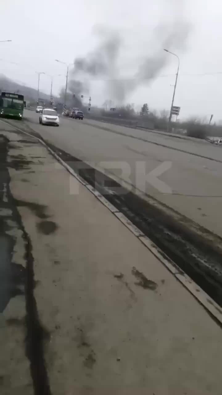 ТВК | Пожар произошел в частном секторе на правобережье. Очевидец сообщил  ТВК, что горит дом на улице Веселая. В МЧС уточняют информацию. | Дзен