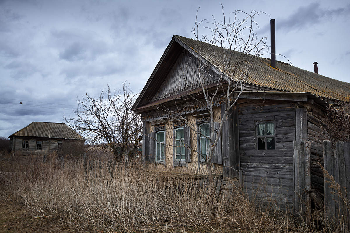 Забытая фотография. Забытый деревенский домик. Покинутый дом. Дом в провинции. Забытые дома.