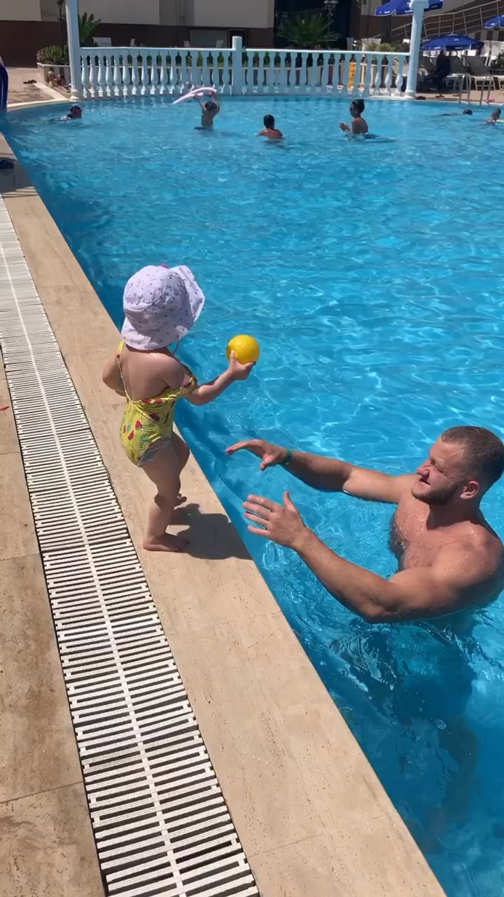 Песня бассейн. Тина леквеишвили пловчиха. Песня бассейн. Noize бассейн. Майкл фелпс плывет.