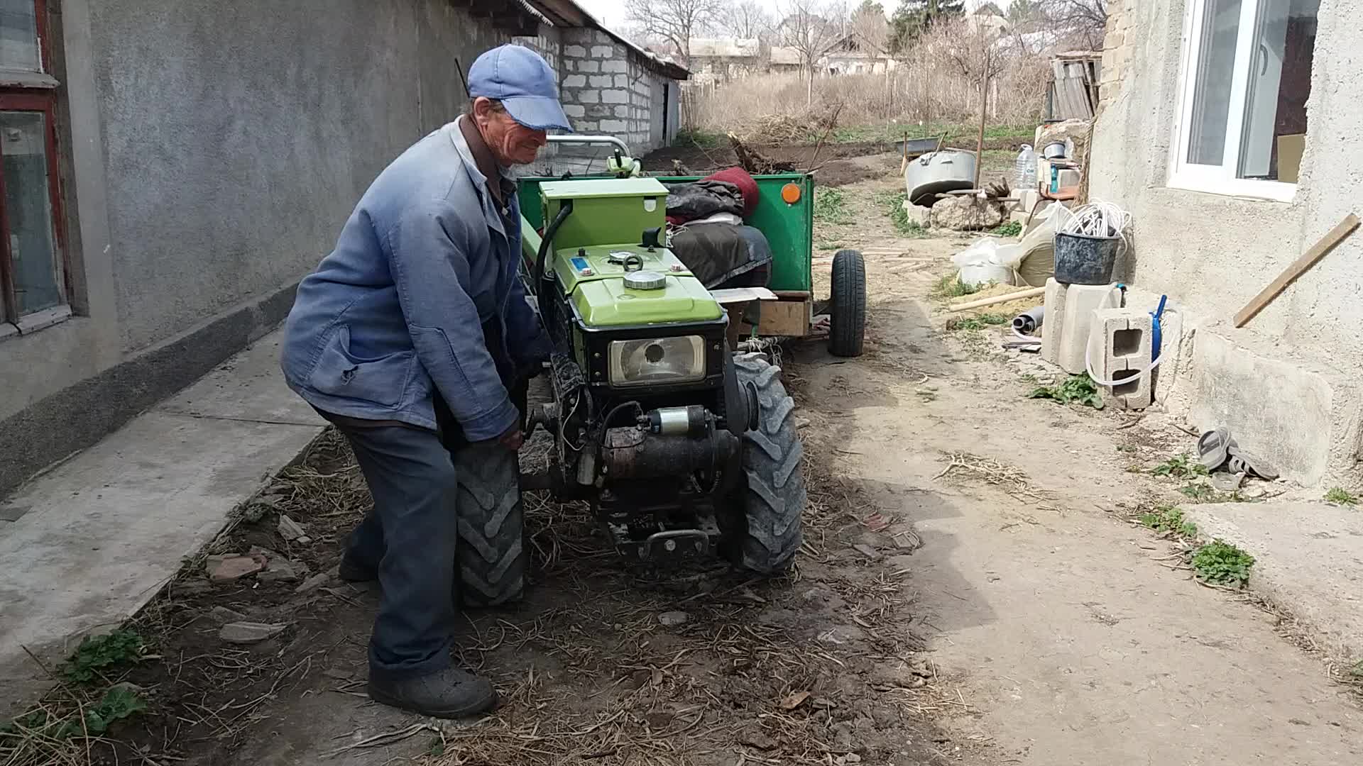 Не заводится мотоблок после зимы причины. Заводка мотоблока. Заводим мотоблок без стартера. Завести мотоблок. Мотоблок зеленый.