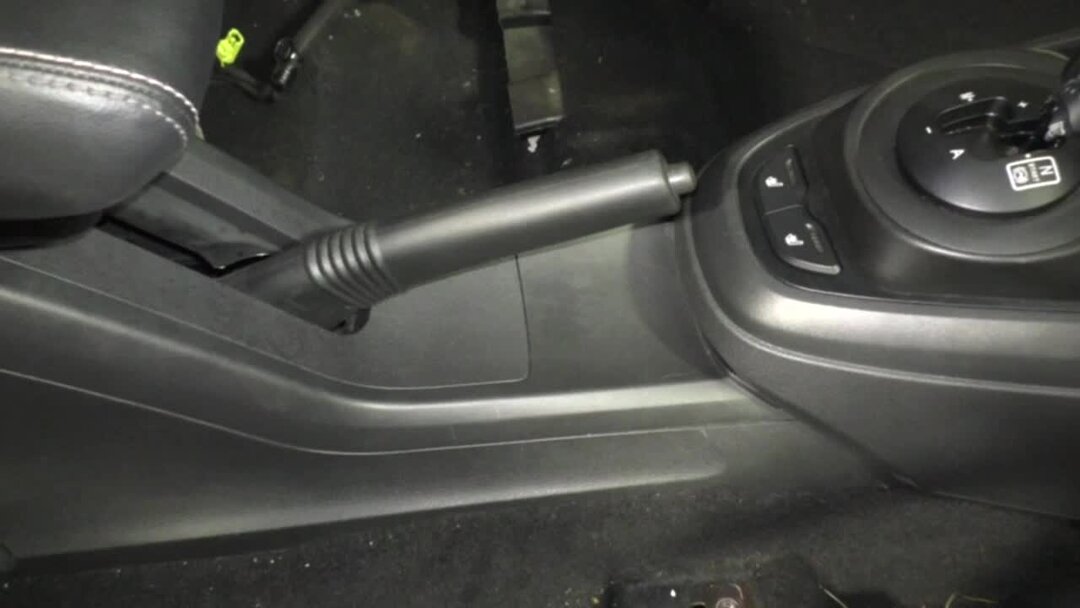 Как подтянуть или ослабить ручник на Весте (ход рычага стояночного ...