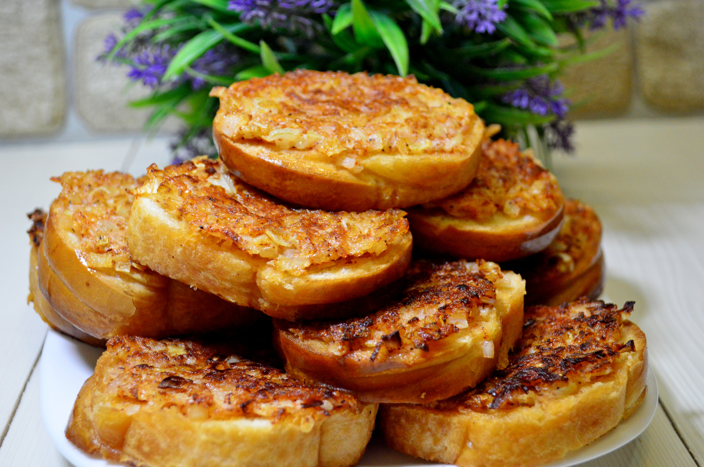 Горячие бутерброды на сковороде. Горячий бутерброд на сковороде. Горячие бутерброды с колбасой. Горячие бутерброды с картошкой. Как сделать жареные бутерброды.