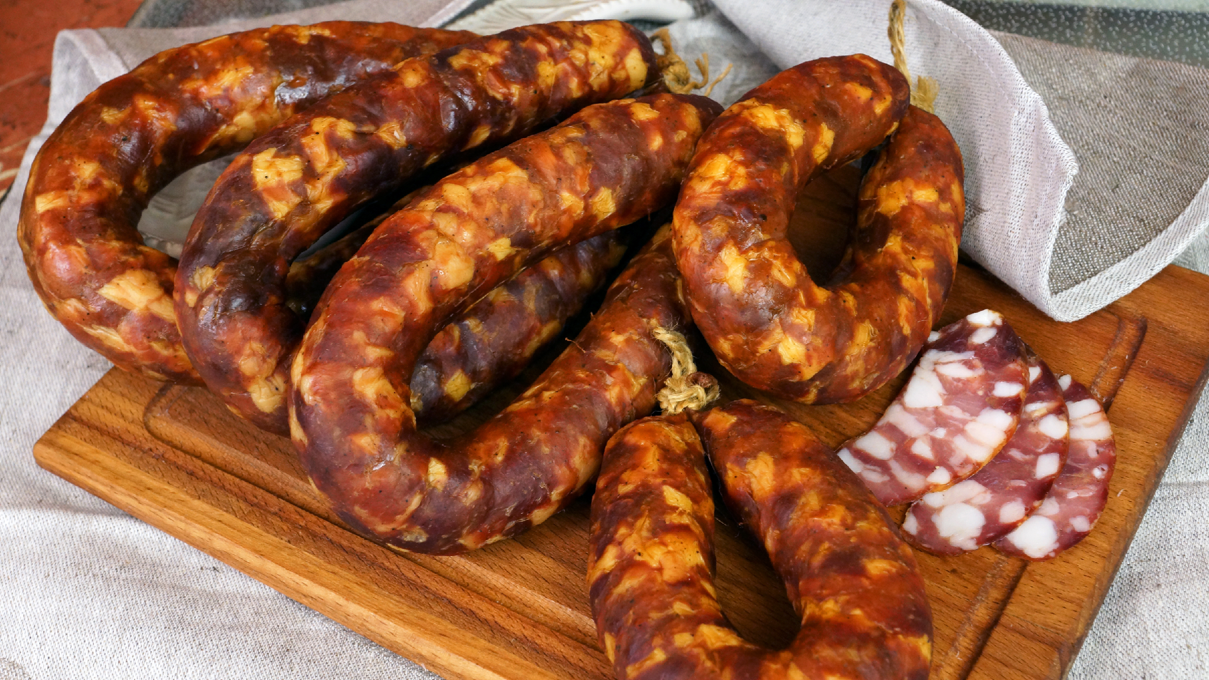 Колбаски домашние копченые. Как приготовить домашнюю копченую колбасу. Колбаски домашние копченые. Колбаса горячего копчения. Краковская колбаса домашняя.