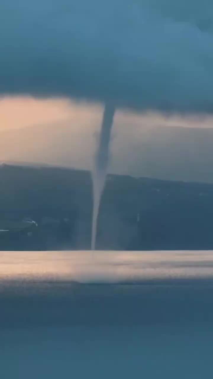 Смерч поражения. Самые опасные торнадо в мире. Ураганы бури смерчи обж 7 класс. Смерч в штате оклахома. Рсзо торнадо-ураган.