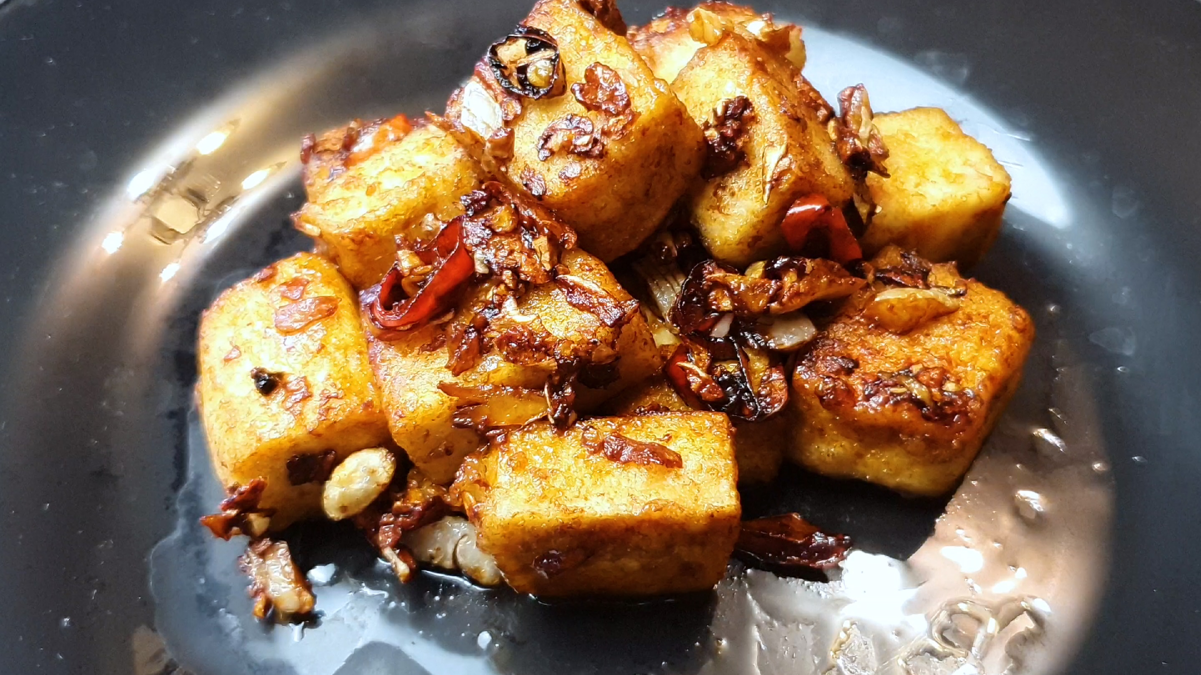 Жареный тофу. Как жарить тофу на сковороде. Тофу на сковороде. Жареный тофу на сковороде. Как жарить тофу на сковороде.