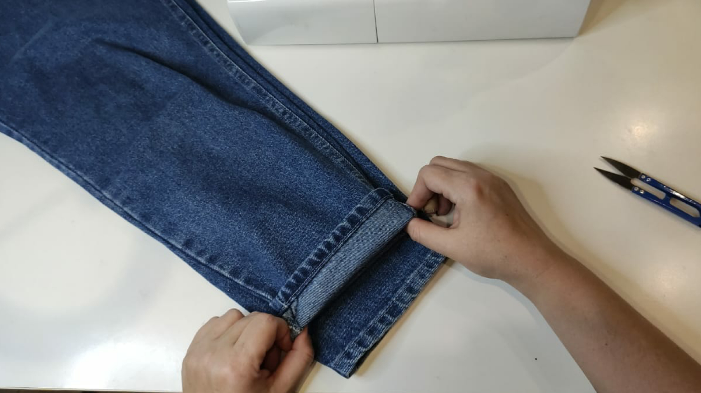 Как подшить джинсы без фабричного шва. Укорачивание джинс. Джинсы на подшивку. Подшить джинсы. Подгибка джинс с сохранением фабричного шва.