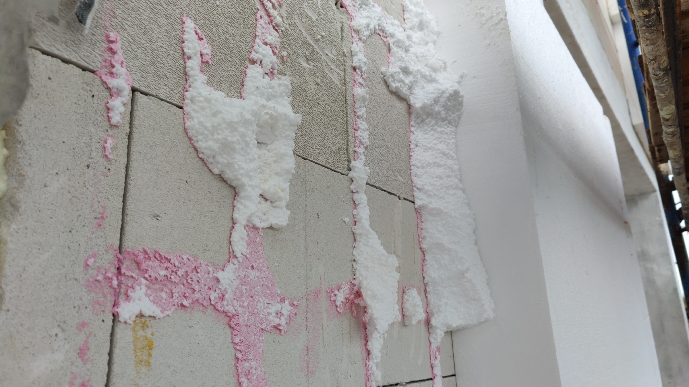 плиточный клей на пеноплекс. пенопласт на неровные стены. пенопласт на неровные стены. утепление стен снаружи пенополистиролом. пенопласт на неровные стены.