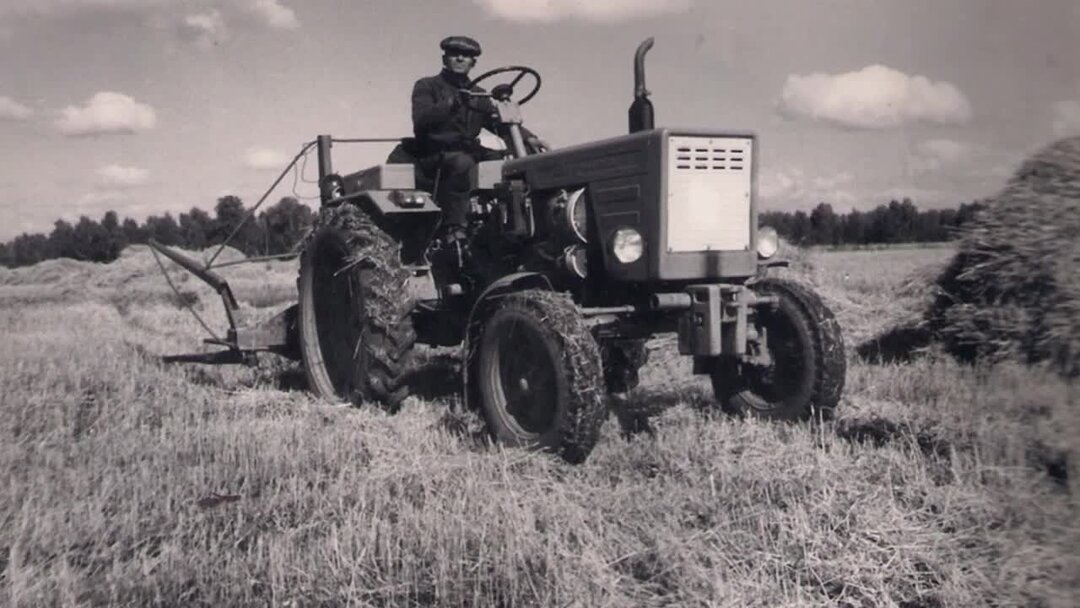 Тракторные войны. Трактор ХТЗ 1935. Трактора в поле 1930-1941 годы. Трактор МТЗ 1940 года. Трактор в 1940 годах колесный.