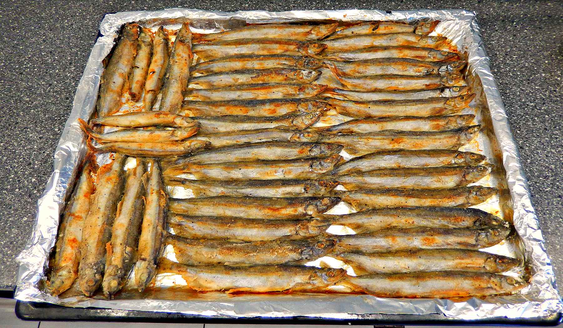 Мойва запеченная. Мойва калорийность в духовке. Мойва в муке в духовке. Как пожарить мойву. Мойва в духовке с корочкой.