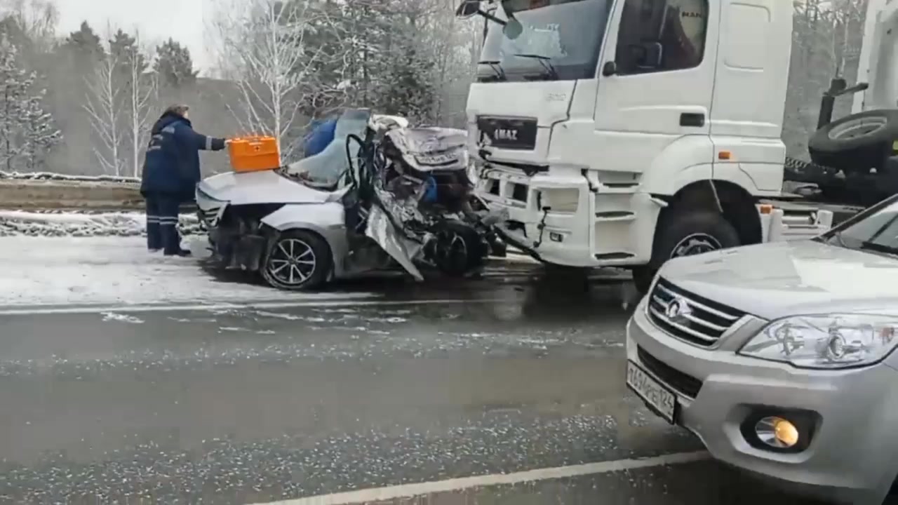 Новости красноярска сегодня последние происшествия. Авария на Красноярской трассе вчера. Авария в Красноярске вчера на трассе. Авария Красноярск сегодня на трассе.