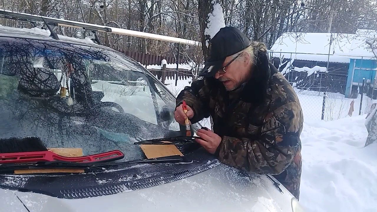 примерзают дворники к стеклу что делать. автомобильный дворник зимой. примерзли дворники. стеклоочиститель для автомобиля. наледь на лобовом стекле.