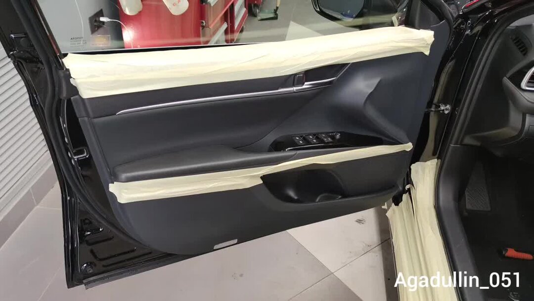 Как снять обшивку двери камри 70 Toyota Camry 70. Как снять дверные карты Как снять дверные обивки Что внутри д