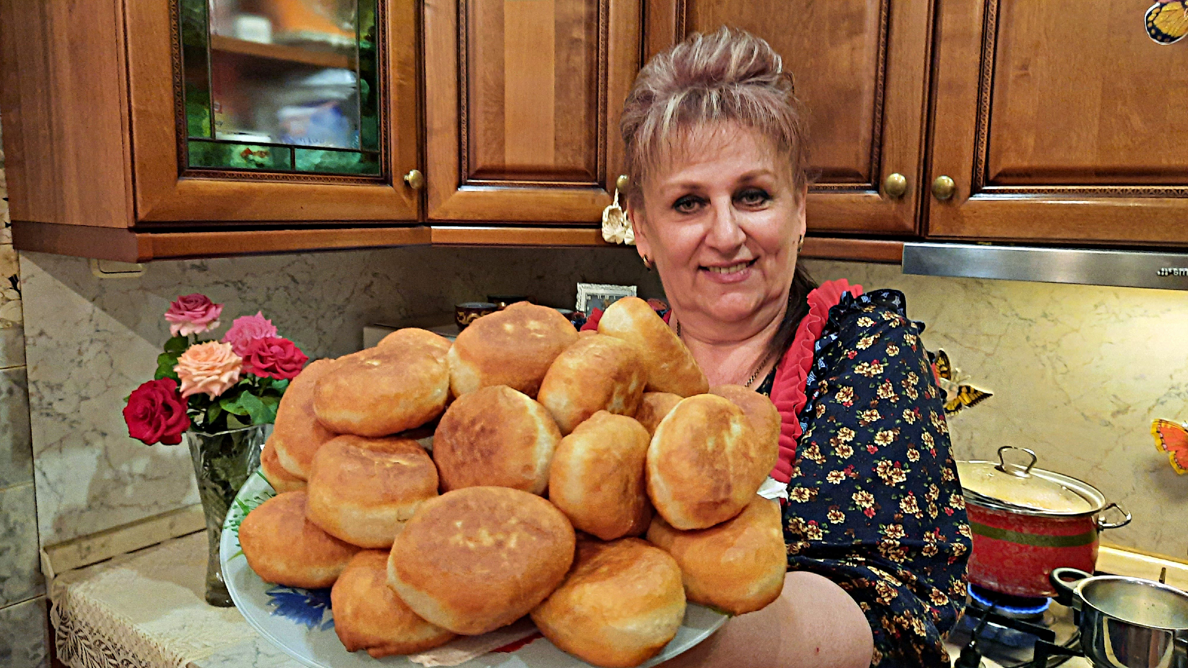 Любаня на кухне у любани. На кухне у Любани видеорецепты. На кухне у Любани пирожки. КБЖУ пирожок сдобный. Показала пирожок.